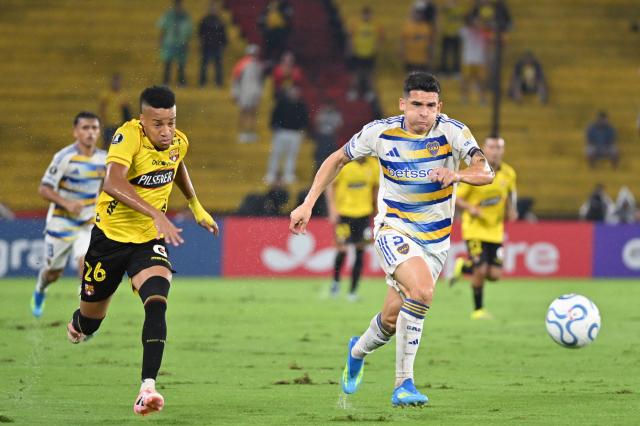 Barcelona's defender #26 Byron Castillo and Boca Juniors' defender #03 Lautaro Blanco fight for the ball during the Copa Libertadores group stage football match between Ecuador's Barcelona and Argentina's Boca Juniors at the Monumental Banco Pichincha stadium in Guayaquil, Guayas province, Ecuador on May 5, 2026. (Photo by MARCOS PIN / AFP)