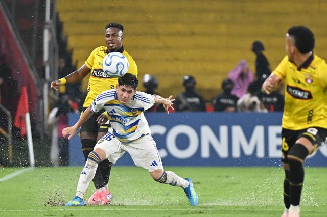 Boca Juniors' midfielder #36 Tomas Aranda (front) and Barcelona's defender #18 Bryan Carabali fight for the ball during the Copa Libertadores group stage football match between Ecuador's Barcelona and Argentina's Boca Juniors at the Monumental Banco Pichincha stadium in Guayaquil, Guayas province, Ecuador on May 5, 2026. (Photo by MARCOS PIN / AFP)