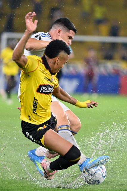 Barcelona's Argentine defender #03 Luca Sosa (front) and Boca Juniors' defender #26 Marco Pellegrino fight for the ball during the Copa Libertadores group stage football match between Ecuador's Barcelona and Argentina's Boca Juniors at the Monumental Banco Pichincha stadium in Guayaquil, Guayas province, Ecuador on May 5, 2026. (Photo by MARCOS PIN / AFP)