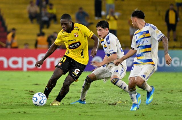 Barcelona's forward #51 Jefferson Wila fights for the ball with Boca Juniors' midfielders #36 Tomas Aranda and #18 Milton Delgadoduring the Copa Libertadores group stage football match between Ecuador's Barcelona and Argentina's Boca Juniors at the Monumental Banco Pichincha stadium in Guayaquil, Guayas province, Ecuador on May 5, 2026. (Photo by MARCOS PIN / AFP)