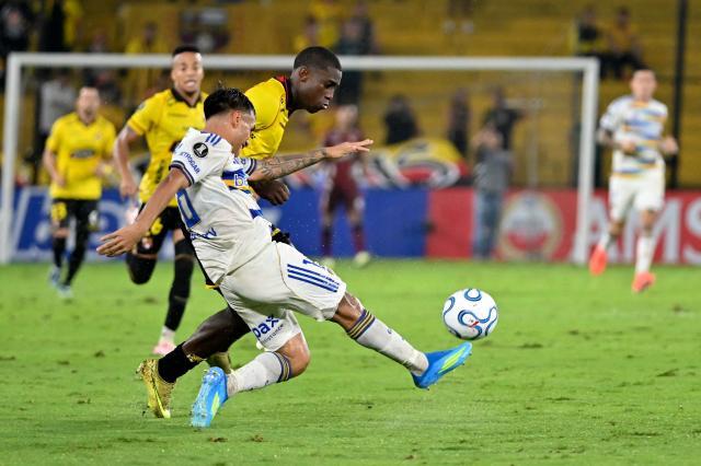 Boca Juniors' midfielder #18 Milton Delgado and Barcelona's forward #51 Jefferson Wila fight for the ball during the Copa Libertadores group stage football match between Ecuador's Barcelona and Argentina's Boca Juniors at the Monumental Banco Pichincha stadium in Guayaquil, Guayas province, Ecuador on May 5, 2026. (Photo by MARCOS PIN / AFP)