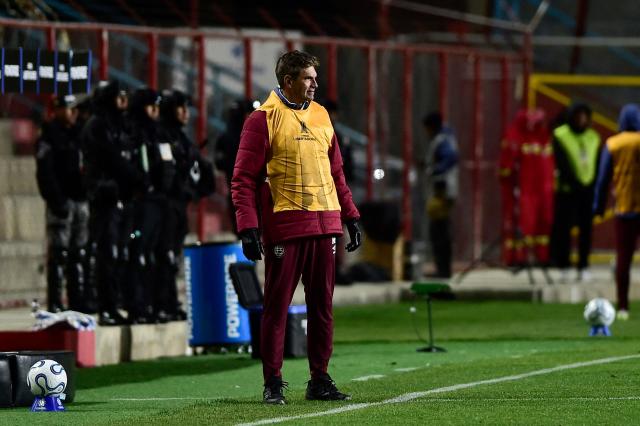 Lanus' head coach Mauricio Pellegrino gestures during the Copa Libertadores group stage football match between Bolivia's Always Ready and Argentina's Lanus at the Municipal de Villa Ingenio stadium in El Alto, La Paz department, Bolivia on May 5, 2026. (Photo by Jorge BERNAL / AFP)