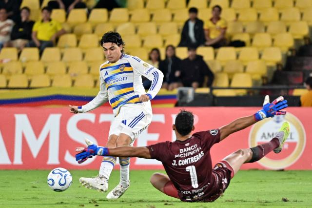 Boca Juniors' forward #07 Exequiel Zeballos kicks the ball past Barcelona's goalkeeper #01 David Contreras during the Copa Libertadores group stage football match between Ecuador's Barcelona and Argentina's Boca Juniors at the Monumental Banco Pichincha stadium in Guayaquil, Guayas province, Ecuador on May 5, 2026. (Photo by MARCOS PIN / AFP)
