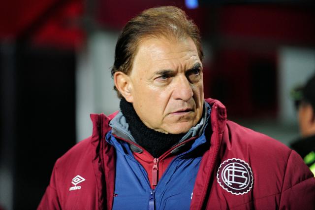 Lanus' fitness coach Gabriel Macaya gestures during the Copa Libertadores group stage football match between Bolivia's Always Ready and Argentina's Lanus at the Municipal de Villa Ingenio stadium in El Alto, La Paz department, Bolivia on May 5, 2026. (Photo by Jorge BERNAL / AFP)