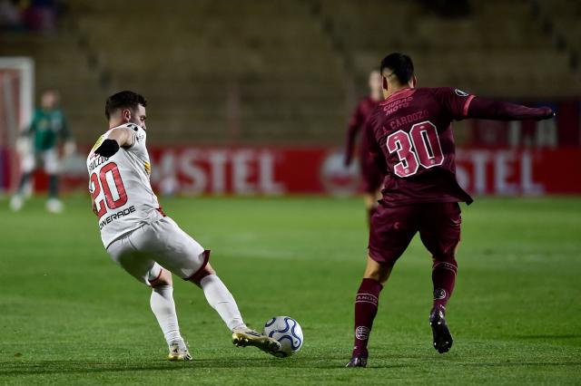 Always Ready's midfielder #20 Fernando Saucedo and Lanus' midfielder #30 Agustin Cardozo fight for the ball during the Copa Libertadores group stage football match between Bolivia's Always Ready and Argentina's Lanus at the Municipal de Villa Ingenio stadium in El Alto, La Paz department, Bolivia on May 5, 2026. (Photo by Jorge BERNAL / AFP)