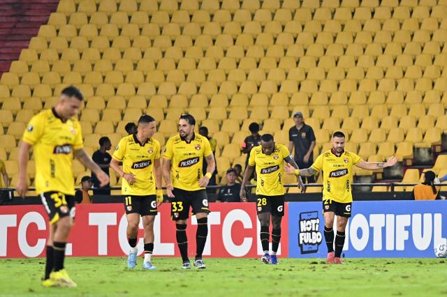 Barcelona's Argentine forward #21 Hector Villalba (R) celebrates with teammates after scoring his team's first goal during the Copa Libertadores group stage football match between Ecuador's Barcelona and Argentina's Boca Juniors at the Monumental Banco Pichincha stadium in Guayaquil, Guayas province, Ecuador on May 5, 2026. (Photo by MARCOS PIN / AFP)