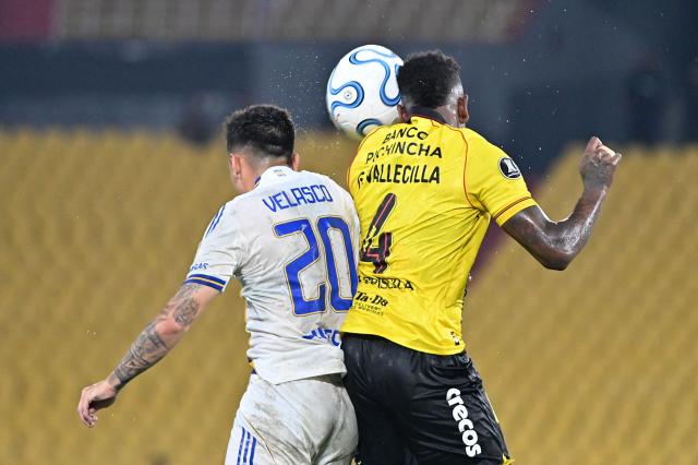 Boca Juniors' forward #20 Alan Velasco and Barcelona's defender #04 Gustavo Vallecilla fight for the ball during the Copa Libertadores group stage football match between Ecuador's Barcelona and Argentina's Boca Juniors at the Monumental Banco Pichincha stadium in Guayaquil, Guayas province, Ecuador on May 5, 2026. (Photo by MARCOS PIN / AFP)