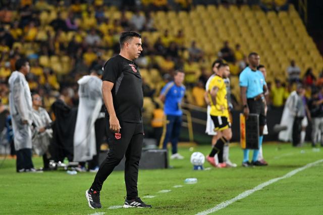 Barcelona’s Venezuelan head coach Cesar Farias gestures during the Copa Libertadores group stage football match between Ecuador's Barcelona and Argentina's Boca Juniors at the Monumental Banco Pichincha stadium in Guayaquil, Guayas province, Ecuador on May 5, 2026. (Photo by MARCOS PIN / AFP)