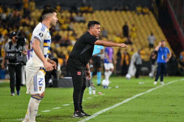 Barcelona’s Venezuelan head coach Cesar Farias gestures during the Copa Libertadores group stage football match between Ecuador's Barcelona and Argentina's Boca Juniors at the Monumental Banco Pichincha stadium in Guayaquil, Guayas province, Ecuador on May 5, 2026. (Photo by MARCOS PIN / AFP)