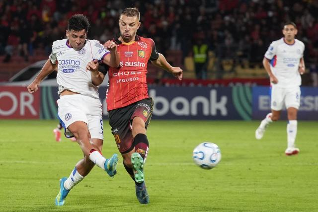 San Lorenzo's forward #09 Alexis Cuello and Deportivo Cuenca's Argentine midfielder #30 Mateo Maccari fight for the ball during the Copa Sudamericana group stage football match between Ecuador's Deportivo Cuenca and Argentina's San Lorenzo at the Alejandro Serrano Aguilar stadium in Cuenca, Ecuador on May 5, 2026. (Photo by Fernando MACHADO / AFP)