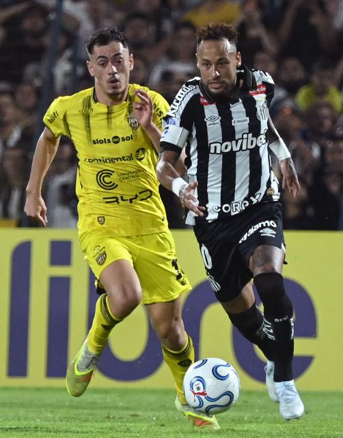 Recoleta's forward #10 Junior Noguera and Santos' forward #10 Neymar fight for the ball during the Copa Sudamericana group stage football match between Paraguay's Deportivo Recoleta and Brazil's Santos at the Rio Parapiti stadium in Pedro Juan Caballero, Paraguay, on May 5, 2026. (Photo by DANIEL DUARTE / AFP)