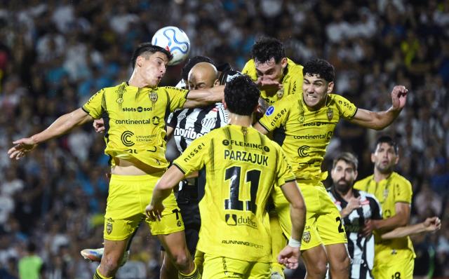 Recoleta's midfielder #07 Ronal Dominguez heads the ball during the Copa Sudamericana group stage football match between Paraguay's Deportivo Recoleta and Brazil's Santos at the Rio Parapiti stadium in Pedro Juan Caballero, Paraguay, on May 5, 2026. (Photo by DANIEL DUARTE / AFP)