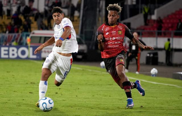 San Lorenzo's Uruguayan defender #06 Mathias De Ritis and Deportivo Cuenca's defender #02 Ignacio Mosquera fight for the ball during the Copa Sudamericana group stage football match between Ecuador's Deportivo Cuenca and Argentina's San Lorenzo at the Alejandro Serrano Aguilar stadium in Cuenca, Ecuador on May 5, 2026. (Photo by Fernando MACHADO / AFP)