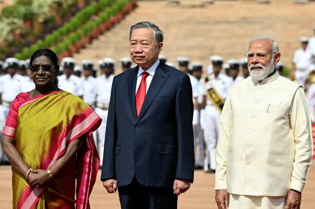 India's President Droupadi Murmu (L) alongside Prime Minister Narendra Modi (R) poses for a photograph with her Vietnamese counterpart To Lam during a ceremonial reception at the presidential palace Rashtrapati Bhavan in New Delhi on May 6, 2026. (Photo by Sajjad HUSSAIN / AFP)