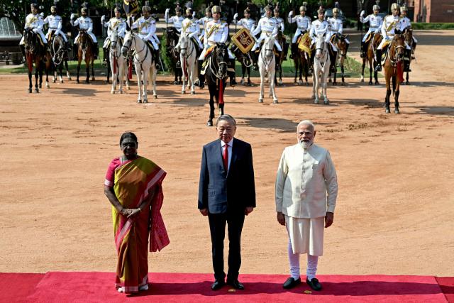 India's President Droupadi Murmu (L) alongside Prime Minister Narendra Modi (R) poses for a photograph with her Vietnamese counterpart To Lam during a ceremonial reception at the presidential palace Rashtrapati Bhavan in New Delhi on May 6, 2026. (Photo by Sajjad HUSSAIN / AFP)