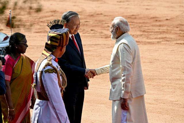 India's President Droupadi Murmu (L) watches as Prime Minister Narendra Modi (R) shakes hands with her Vietnamese counterpart To Lam (2R) upon his arrival for a ceremonial reception at the presidential palace Rashtrapati Bhavan in New Delhi on May 6, 2026. (Photo by Sajjad HUSSAIN / AFP)