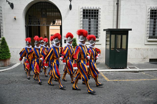 A picture shows picture shows Swiss Guards leaving their headquarters before the swearing-in ceremony of new Swiss Guard recruits at the Vatican, on May 6, 2026. (Photo by Alberto PIZZOLI / AFP)
