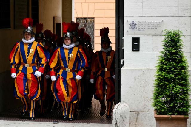 A picture shows picture shows Swiss Guards leaving their headquarters before the swearing-in ceremony of new Swiss Guard recruits at the Vatican, on May 6, 2026. (Photo by Alberto PIZZOLI / AFP)