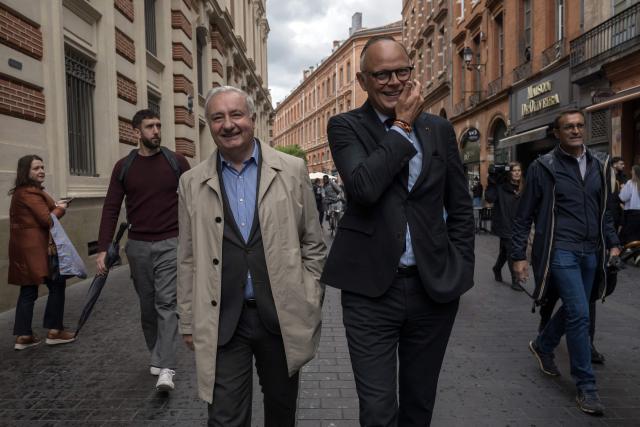 Horizons right-wing party president and mayor of Le Havre Edouard Philippe (C-R) and mayor of Toulouse Jean-Luc Moudenc (C-L) walk through the central Place du Capitole square in Toulouse on May 6, 2026. Philippe, a candidate for the 2027 presidential election, is in Toulouse as part of a tour of France, with Moudenc among his key regional supporters. (Photo by Ed JONES / AFP)