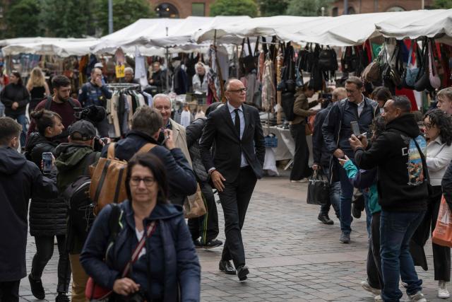 French politician and mayor of Le Havre Edouard Philippe (C-R) and mayor of Toulouse Jean-Luc Moudenc (C-L) walk through the central Place du Capitole square in Toulouse on May 6, 2026. Philippe, a candidate for the 2027 presidential election, is in Toulouse as part of a tour of France, with Moudenc among his key regional supporters. (Photo by Ed JONES / AFP)