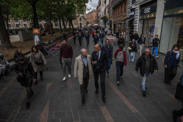 French politician and  mayor of Le Havre, Édouard Philippe (centre R) walks with mayor of Toulouyse Jean-Luc Moudenc (centre L) along a street in Toulouse on May 6, 2026. Philippe, a candidate for the 2027 presidential election, is in Toulouse as part of a tour of France, with Moudenc among his key regional supporters. (Photo by Ed JONES / AFP)