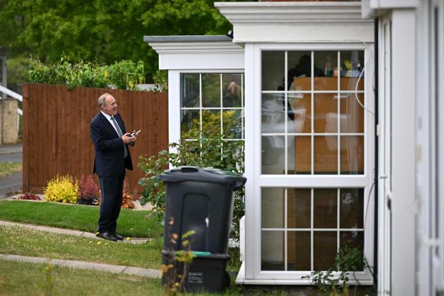 Britain's Liberal Democrat party leader Ed Davey speaks to a member of the public as the party canvases voters in Redhill, Surrey, south of London on May 6, 2026, a day before British local elections. British voters head to the polls on May 7 for local elections set to pile more misery on unpopular Labour Prime Minister Keir Starmer and cement the rise of right- and left-wing populists. (Photo by JUSTIN TALLIS / AFP)