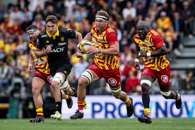 (FILES) Perpignan's Scottish flanker Jamie Ritchie (C) runs with the ball during the French Top14 rugby union match between  Stade Rochelais (La Rochelle) and USA Perpignan at The Marcel-Deflandre Stadium in La Rochelle, western France on September 27, 2025. Scotland's back-rower Jamie Ritchie will leave Perpignan after just one season, the French Top 14 side's coach Laurent Labit said on May 6, 2026. (Photo by XAVIER LEOTY / AFP)