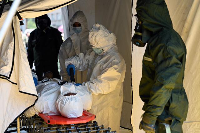 Rescue teams assist a simulated victim of a chemical-biological contaminant leak during an earthquake drill in Mexico City on May 6, 2026. (Photo by Yuri CORTEZ / AFP)