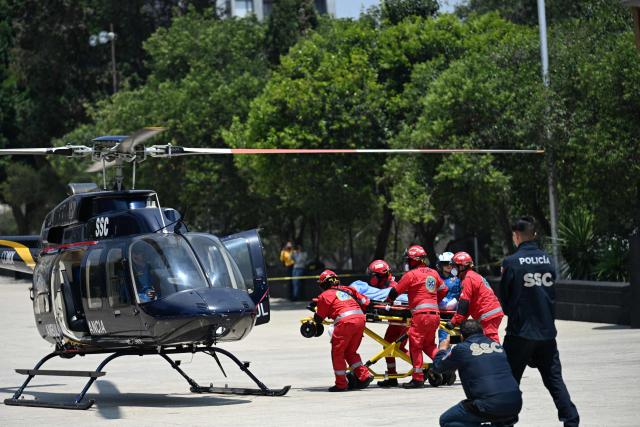 A helicopter of the Secretariat of Citizen Security lands by the Monument to the Revolution to evacuate simulated victims during an earthquake drill in Mexico City on May 6, 2026. (Photo by Yuri CORTEZ / AFP)