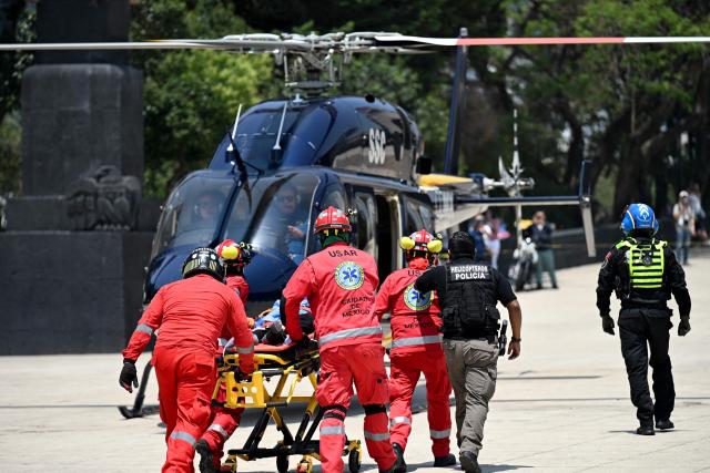 A helicopter of the Secretariat of Citizen Security lands by the Monument to the Revolution to evacuate simulated victims during an earthquake drill in Mexico City on May 6, 2026. (Photo by Yuri CORTEZ / AFP)