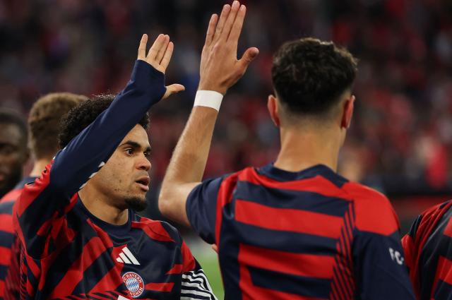 Bayern Munich's Colombian forward #14 Luis Diaz (L) high fives his teammates prior to the UEFA Champions League second-leg, semi-final football match between FC Bayern Munich and Paris Saint-Germain (PSG) in Munich, southern Germany on May 6, 2026. (Photo by Odd ANDERSEN / AFP)