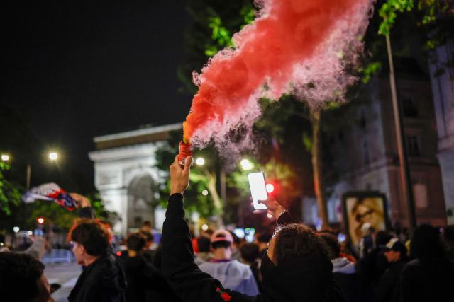 Paris Saint-Germain (PSG) supporters celebrate their team's progression to the Final of the UEFA Champions League near the Arc de Triomphe after their second-leg semi-final football match against Bayern Munich, on May 6, 2026. The holders set up a Champions League final against Arsenal after a 1-1 second-leg draw at Bayern Munich secured a 6-5 aggregate victory. (Photo by SIMON WOHLFAHRT / AFP)