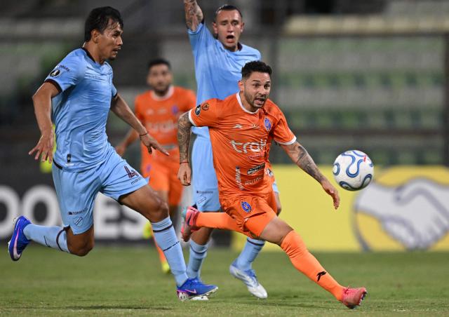 Bolivar's defender #04 Jose Sagredo (L) and Deportivo La Guaira's forward #07 Jose Ali Meza fight for the ball during the Copa Libertadores group stage football match between Venezuela's Deportivo La Guaira and Bolivia's Bolivar at the Olimpico de la UCV stadium in Caracas on May 6, 2026. (Photo by Federico PARRA / AFP)