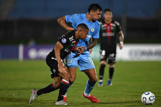 Palestino's forward #27 Cesar Munder (L) and Montevideo City Torque's defender #17 Eduardo Aguero fight for the ball during the Copa Sudamericana group stage football match between Uruguay's Montevideo City Torque and Chile's Palestino at the Centenario stadium in Montevideo on May 6, 2026. (Photo by Eitan ABRAMOVICH / AFP)