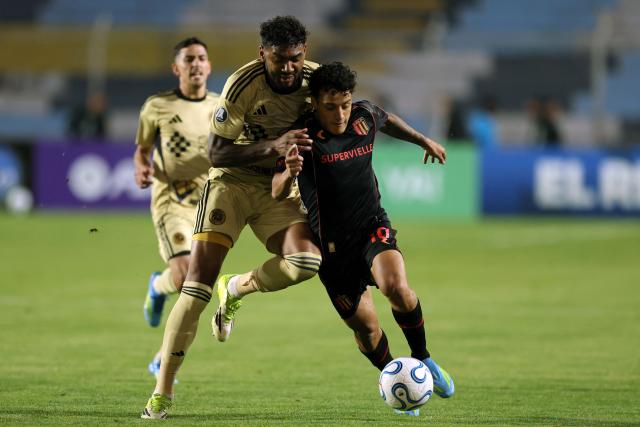 Cusco's defender #08 Aldair Fuentes and Estudiantes' Uruguayan forward #10 Tiago Palacios fight for the ball during the Copa Libertadores group stage football match between Peru's Cusco FC and Argentina's Estudiantes de La Plata at the Inca Garcilaso de la Vega stadium in Cusco, Peru on May 6, 2026. (Photo by Miguel Marruffo / AFP)