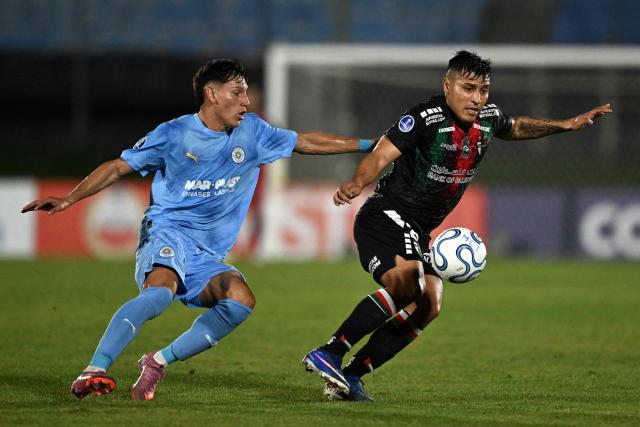 Montevideo City Torque's Argentine midfielder #10 Esteban Obregon (L) and Palestino's defender #28 Dilan Zuniga fight for the ball during the Copa Sudamericana group stage football match between Uruguay's Montevideo City Torque and Chile's Palestino at the Centenario stadium in Montevideo on May 6, 2026. (Photo by Eitan ABRAMOVICH / AFP)