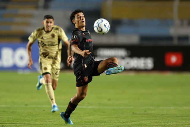 Estudiantes' Uruguayan forward #10 Tiago Palacios controls the ball during the Copa Libertadores group stage football match between Peru's Cusco FC and Argentina's Estudiantes de La Plata at the Inca Garcilaso de la Vega stadium in Cusco, Peru on May 6, 2026. (Photo by Miguel Marruffo / AFP)
