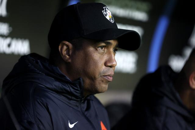 Vasco da Gama's assistant coach Marcelo Salles looks on during the Copa Sudamericana group stage football match between Chile's Audax Italiano and Brazil's Vasco da Gama at the Bicentenario de la Florida stadium in Santiago on May 6, 2026. (Photo by Raul BRAVO / AFP)