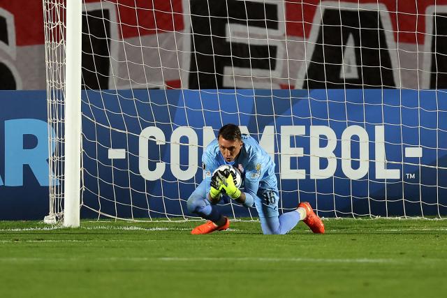 Estudiantes' Uruguayan goalkeeper #16 Fernando Muslera catches the ball during the Copa Libertadores group stage football match between Peru's Cusco FC and Argentina's Estudiantes de La Plata at the Inca Garcilaso de la Vega stadium in Cusco, Peru on May 6, 2026. (Photo by Miguel Marruffo / AFP)