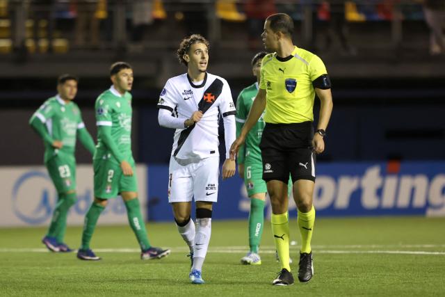 Vasco da Gama's Portuguese midfielder #17 Nuno Moreira speaks to Colombian referee Jhon Ospina during the Copa Sudamericana group stage football match between Chile's Audax Italiano and Brazil's Vasco da Gama at the Bicentenario de la Florida stadium in Santiago on May 6, 2026. (Photo by Raul BRAVO / AFP)