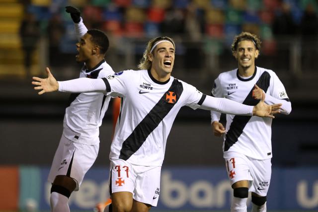 Vasco da Gama's Argentinian forward #77 Claudio Spinelli (C) celebrates scoring his team's first goal during the Copa Sudamericana group stage football match between Chile's Audax Italiano and Brazil's Vasco da Gama at the Bicentenario de la Florida stadium in Santiago on May 6, 2026. (Photo by Raul BRAVO / AFP)
