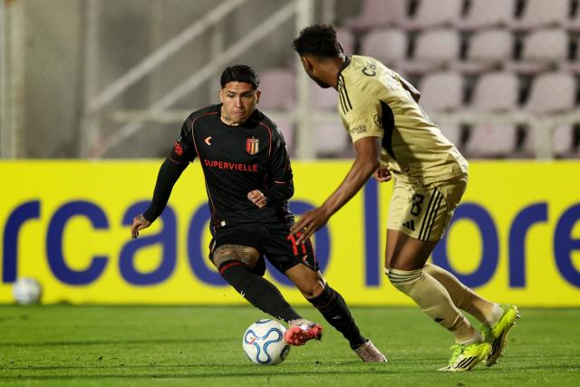 Estudiantes' midfielder #11 Facundo Farias (L) and Cusco's defender #08 Aldair Fuentes fight for the ball during the Copa Libertadores group stage football match between Peru's Cusco FC and Argentina's Estudiantes de La Plata at the Inca Garcilaso de la Vega stadium in Cusco, Peru on May 6, 2026. (Photo by Miguel Marruffo / AFP)