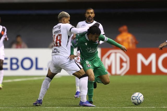 Vasco da Gama's midfielder #88 Cauan Barros and Audax Italiano's midfielder #08 Marco Collao fight for the ball during the Copa Sudamericana group stage football match between Chile's Audax Italiano and Brazil's Vasco da Gama at the Bicentenario de la Florida stadium in Santiago on May 6, 2026. (Photo by Raul BRAVO / AFP)