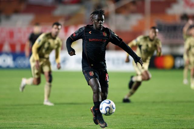 Estudiantes' Colombian forward #18 Edwuin Cetre controls the ball during the Copa Libertadores group stage football match between Peru's Cusco FC and Argentina's Estudiantes de La Plata at the Inca Garcilaso de la Vega stadium in Cusco, Peru on May 6, 2026. (Photo by Miguel Marruffo / AFP)