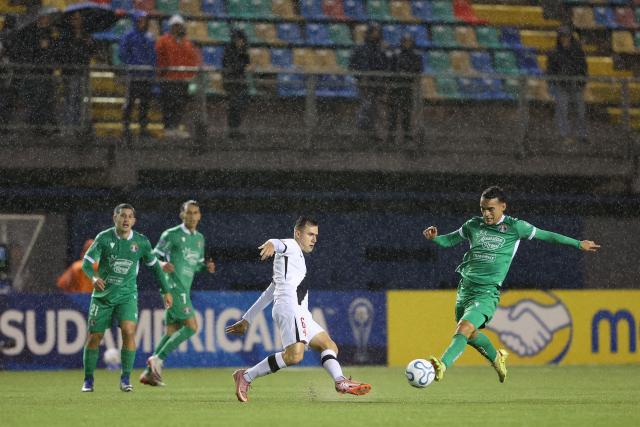 Vasco da Gama's Italian defender #06 Lucas Piton (C) kicks the ball during the Copa Sudamericana group stage football match between Chile's Audax Italiano and Brazil's Vasco da Gama at the Bicentenario de la Florida stadium in Santiago on May 6, 2026. (Photo by Raul BRAVO / AFP)