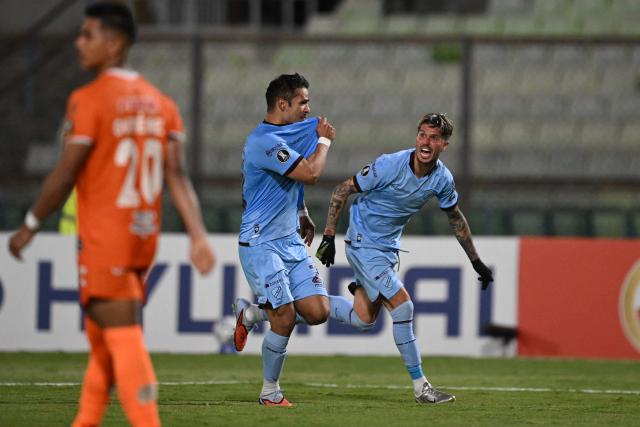 Bolivar's midfielder #23 Leonel Justiniano (L) celebrates with teammate Argentine forward #17 Patricio Rodriguez after scoring his team's first goal during the Copa Libertadores group stage football match between Venezuela's Deportivo La Guaira and Bolivia's Bolivar at the Olimpico de la UCV stadium in Caracas on May 6, 2026. (Photo by Federico PARRA / AFP)