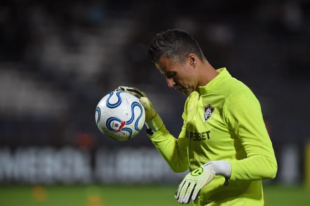 Fluminense's goalkeeper #01 Fabio warms up before the Copa Libertadores group stage football match between Argentina's Independiente Rivadavia and Brazil's Fluminense at the Malvinas Argentinas stadium in Mendoza, Argentina on May 6, 2026. (Photo by Andres LARROVERE / AFP)