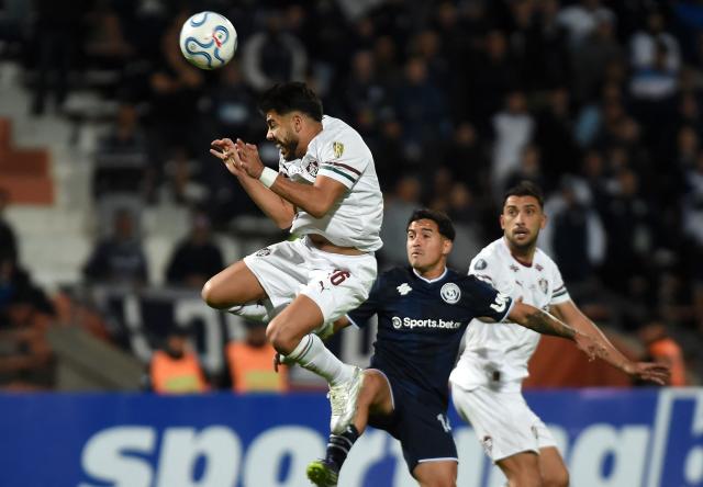 Fluminense's midfielder #16 Nonato heads the ball past Independiente Rivadavia's defender #14 Luciano Gomez during the Copa Libertadores group stage football match between Argentina's Independiente Rivadavia and Brazil's Fluminense at the Malvinas Argentinas stadium in Mendoza, Argentina on May 6, 2026. (Photo by Andres LARROVERE / AFP)