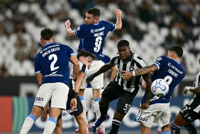 Botafogo's forward #37 Kadir Barria (2nd R) heads the ball during the Copa Sudamericana group stage football match between Brazil's Botafogo and Argentina's Racing Club at the Nilton Santos stadium in Rio de Janeiro, Brazil on May 6, 2026. (Photo by Pablo PORCIUNCULA / AFP)