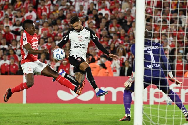 Santa Fe's defender #13 Helibelton Palacios (L) and Corinthians' midfielder #14 Raniele fight for the ball during the Copa Libertadores group stage football match between Colombia's Independiente Santa Fe and Brazil's Corinthians at the Nemesio Camacho El Campin stadium in Bogota on May 6, 2026. (Photo by Luis ACOSTA / AFP)